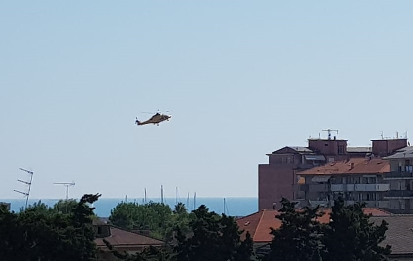 Impatto con il pedalò, bimbo soccorso in mare: arriva Icaro