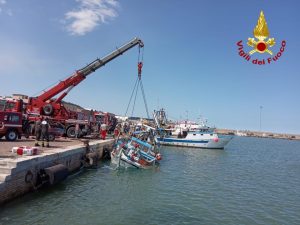 Peschereccio affondato al porto, <br> completate le operazioni di recupero <br> <span> (Foto e video) </span> Peschereccio affondato al porto, <br> completate le operazioni di recupero <br> <span> (Foto e video) </span>
