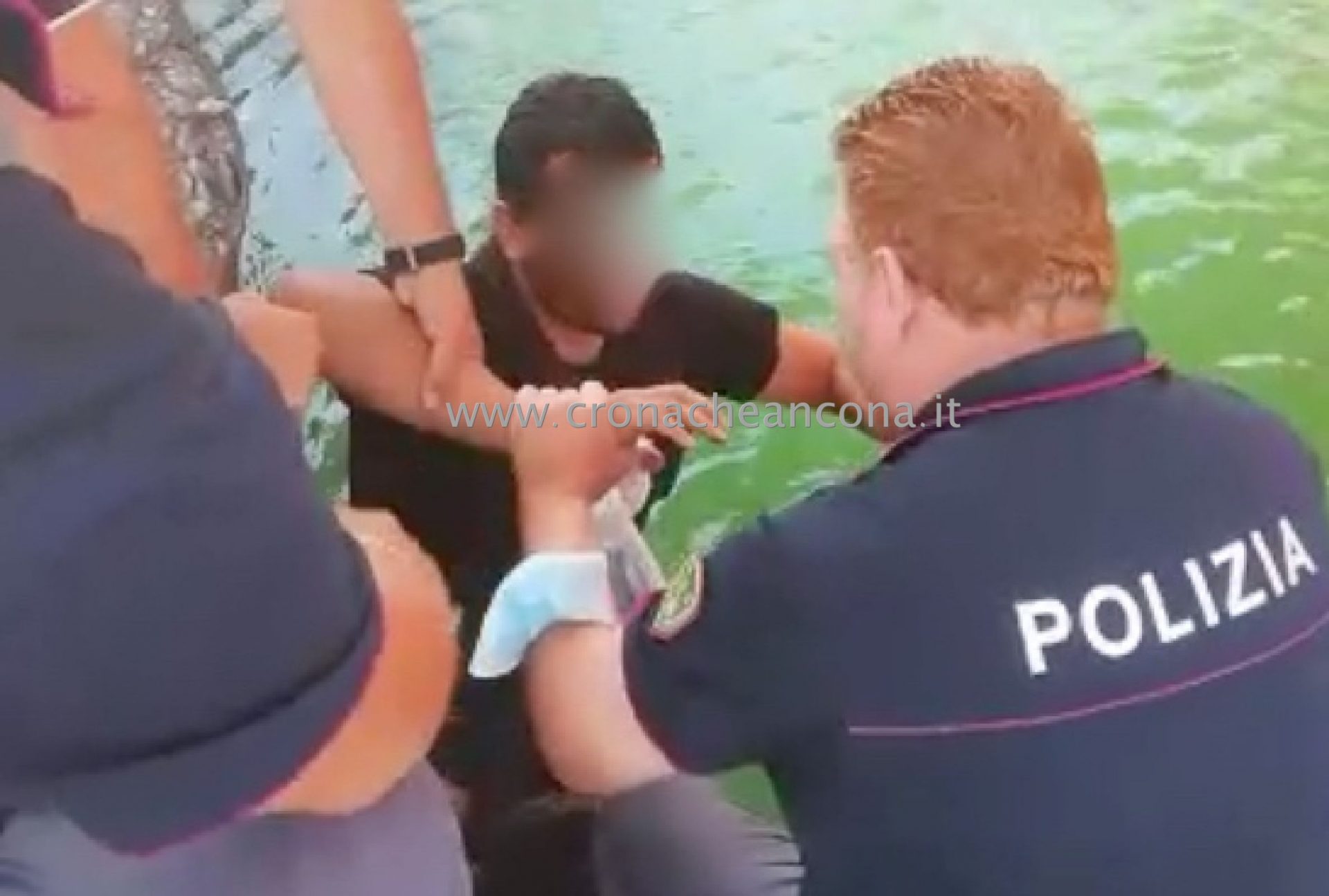Si tuffa in mare dal traghetto: <br> clandestino salvato dalla polizia <br> <span> (Foto) </span>
