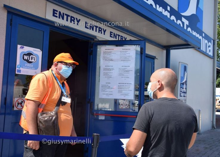 Sbarchi da Grecia e Croazia: <br> «Non faremo tamponi ad Ancona, <br> per chi rientra test entro 48 ore»