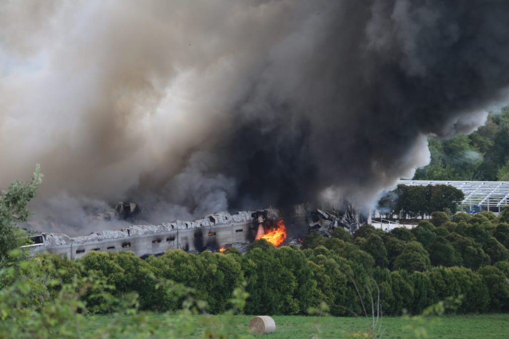 Pauroso incendio <br> nell’azienda di pollami: <br> strage di animali e fumo visibile <br> a chilometri di distanza <span>(Foto e video)