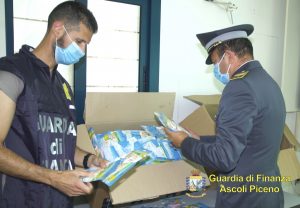 Scovate 50.000 mascherine non conformi <br> dalla Finanza: finisce nei guai <br> anche un imprenditore di Ascoli <span> (Foto e video)