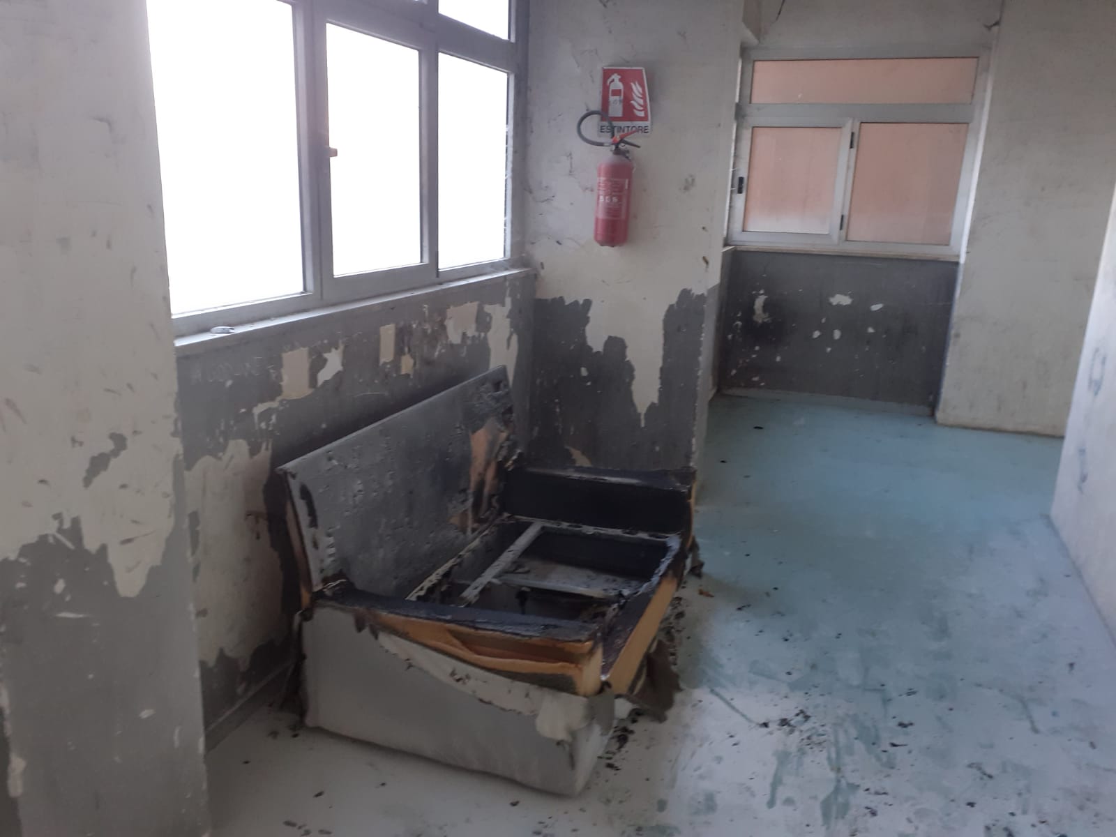 Minacce a uno dei portieri <br> e un divano dato alle fiamme <br> «Succede se parli bene dell’Hotel House»