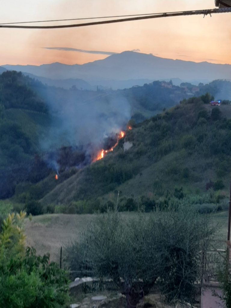 Incendio a Poggio di Bretta: <br> fiamme domate nella notte <br> <span> (Video e foto)