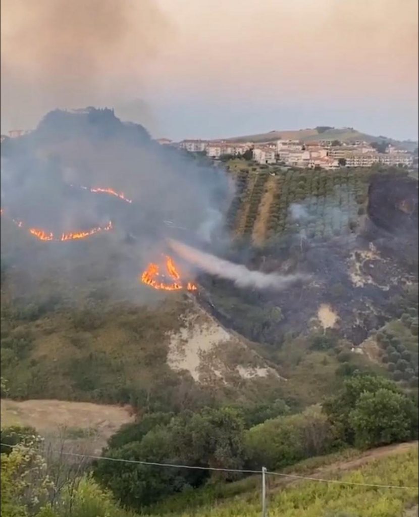 Incendio a Poggio di Bretta: <br> Vigili del fuoco ancora al lavoro <br> <span> Video e foto </span>