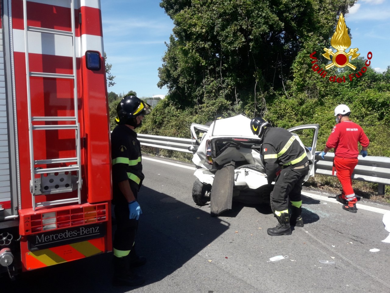 Auto schiacciata in superstrada: <br> morto il conducente,<br> gravissimo il passeggero