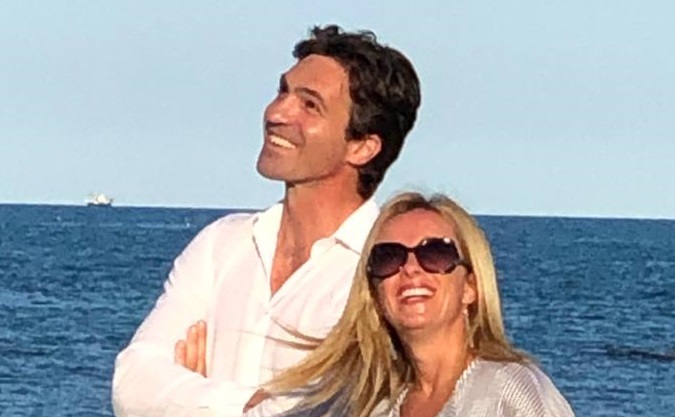Un grande tricolore avvolge <br> Giorgia Meloni in riva al mare