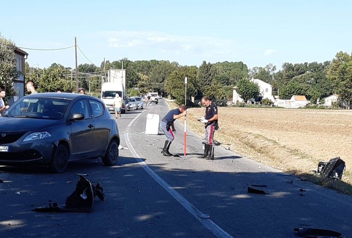 Schianto tra auto e camion dei rifiuti: <br> muore bimbo di sette anni