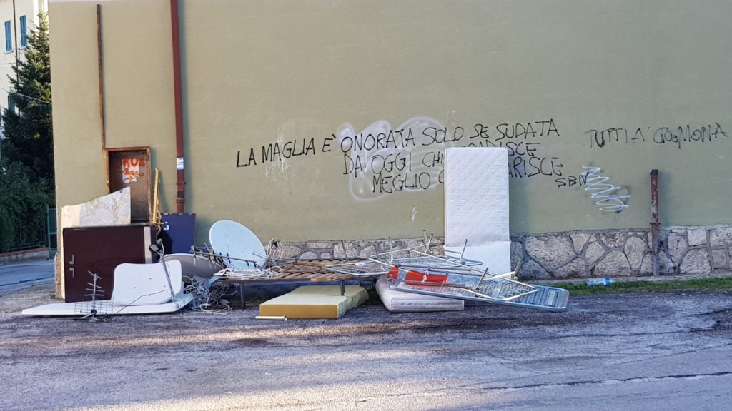 Pennile di Sotto, <br> l’inciviltà non ha confini <br> Rifiuti abbandonati <br> tra le strade (Foto e video)