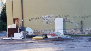 Pennile di Sotto, <br> l’inciviltà non ha confini <br> Rifiuti abbandonati <br> tra le strade (Foto e video) Pennile di Sotto, <br> l’inciviltà non ha confini <br> Rifiuti abbandonati <br> tra le strade (Foto e video)