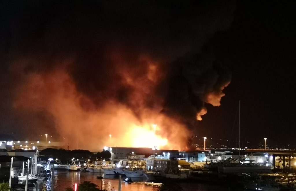 Fiamme ed esplosioni: <br> inferno di fuoco al porto <br> <span> (Foto/Video) </span>