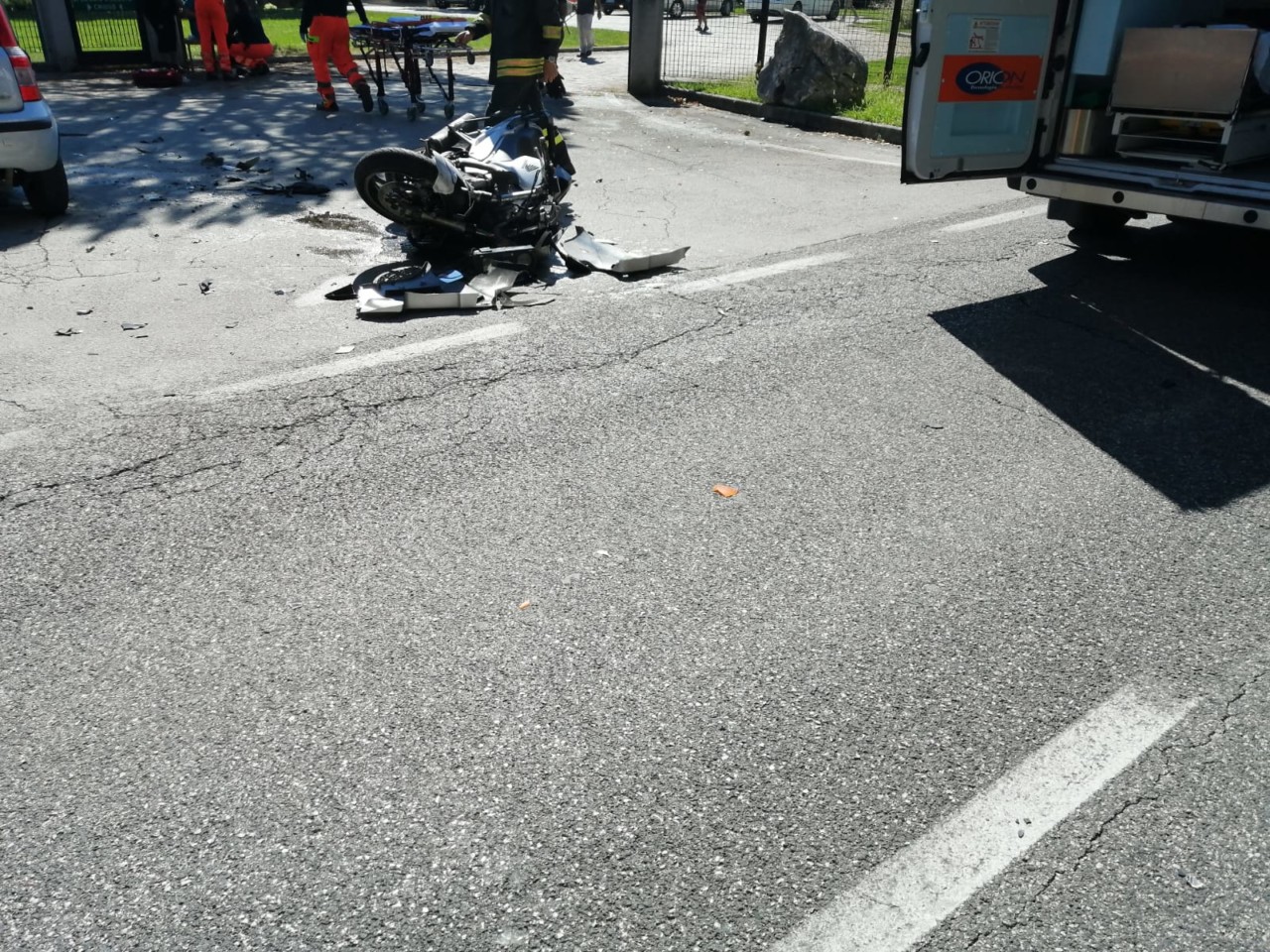 Moto contro auto, un ferito gravissimo (Le foto)