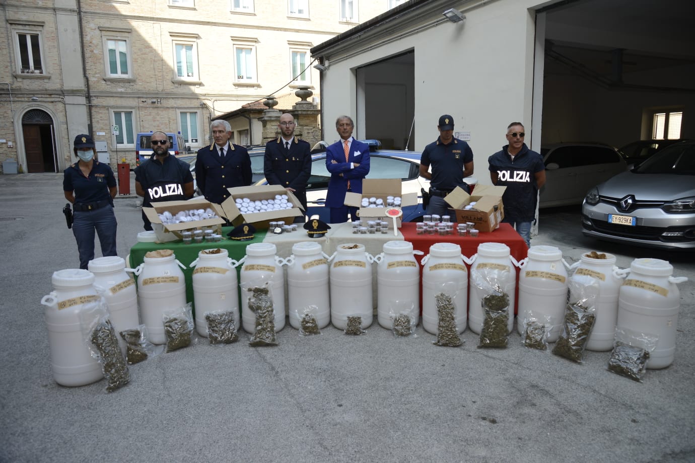 Maxi sequestro, trovati 80 chili di marijuana: era destinata a ragazzi di medie e superiori