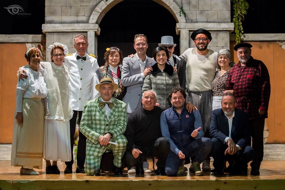 A Folignano si ride <br> pure sotto la mascherina, <br> con  “Li nnummera a lu cundrarie”