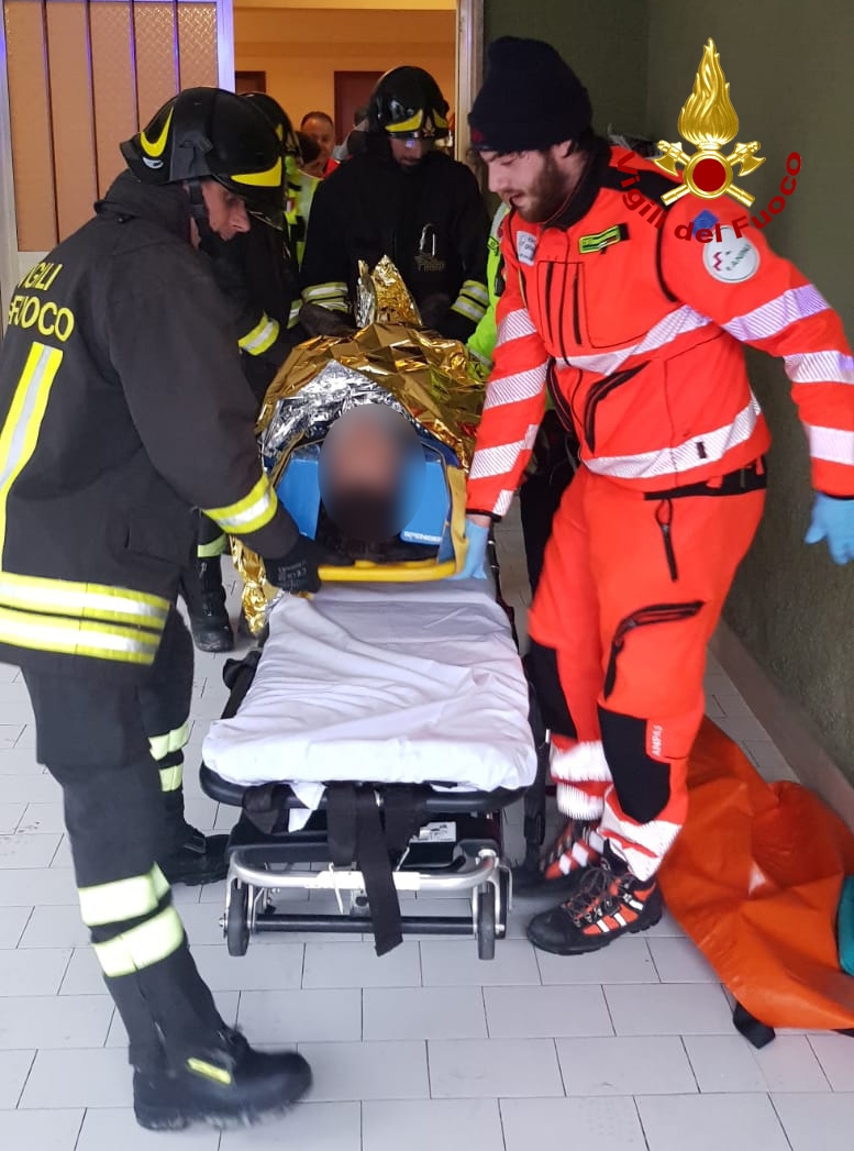 Obesa, non riesce ad andare <br> in ospedale: i pompieri calano <br> la barella dalla finestra