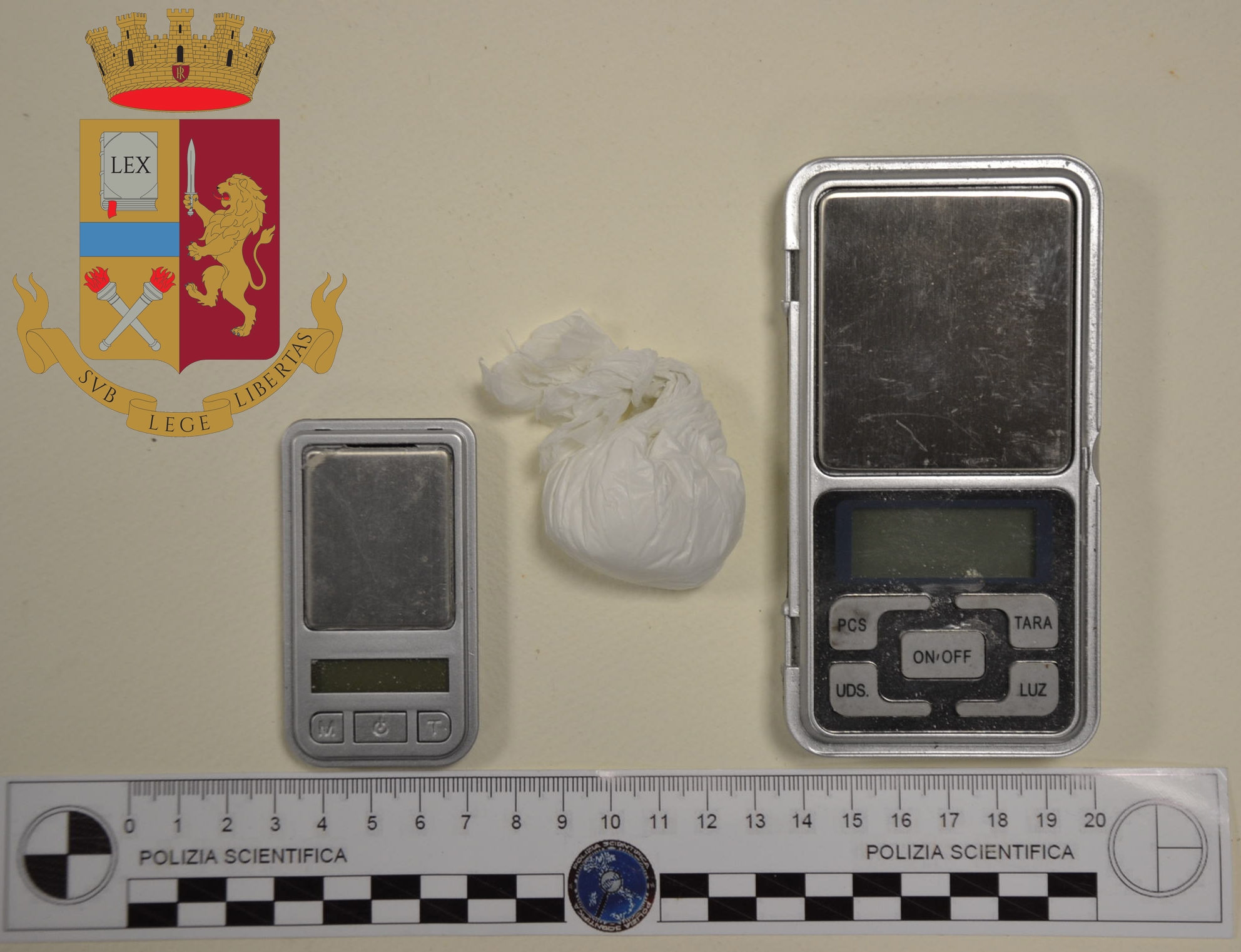 Cocaina nel pacchetto di sigarette, a casa i bilancini: incastrato un incensurato