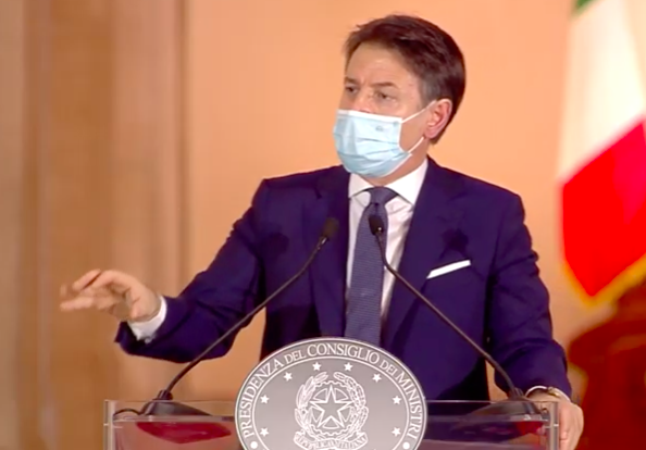 Conte scioglie il nodo del Dpcm: <br> «I sindaci possono chiudere vie e piazze. <br> Stop allo sport dilettantistico»