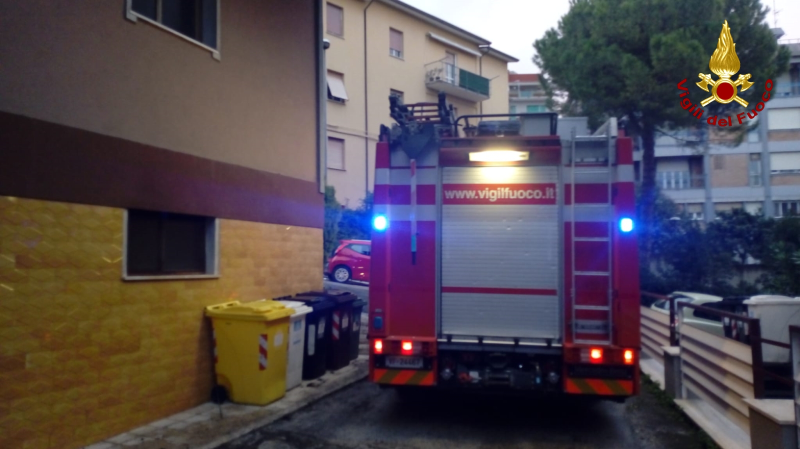 Notte di fuoco in un appartamento: <br> 6 persone evacuate, 4 all’ospedale