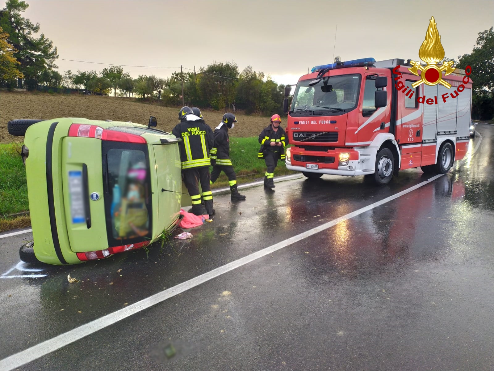 Pioggia battente, auto sbanda <br> e si ribalta: madre e figlia all’ospedale
