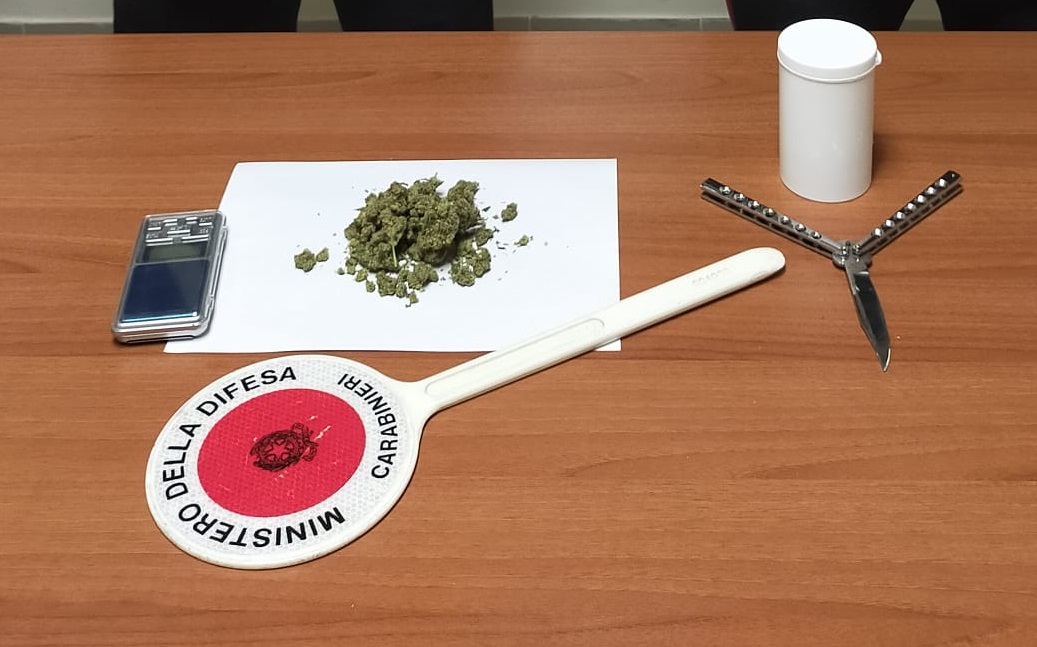 In auto con droga e coltello, <br>prova a eludere il controllo <br> ma non sfugge ai carabinieri