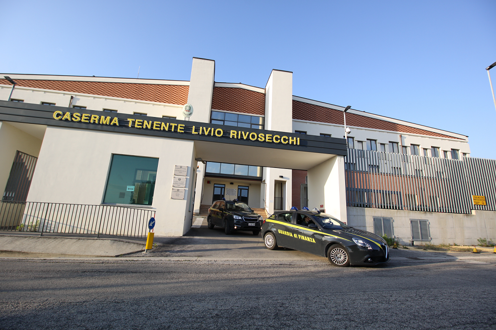 Furbetti da reddito di cittadinanza: la Finanza di Fermo ne smaschera cinque, uno ha anche diversi immobili