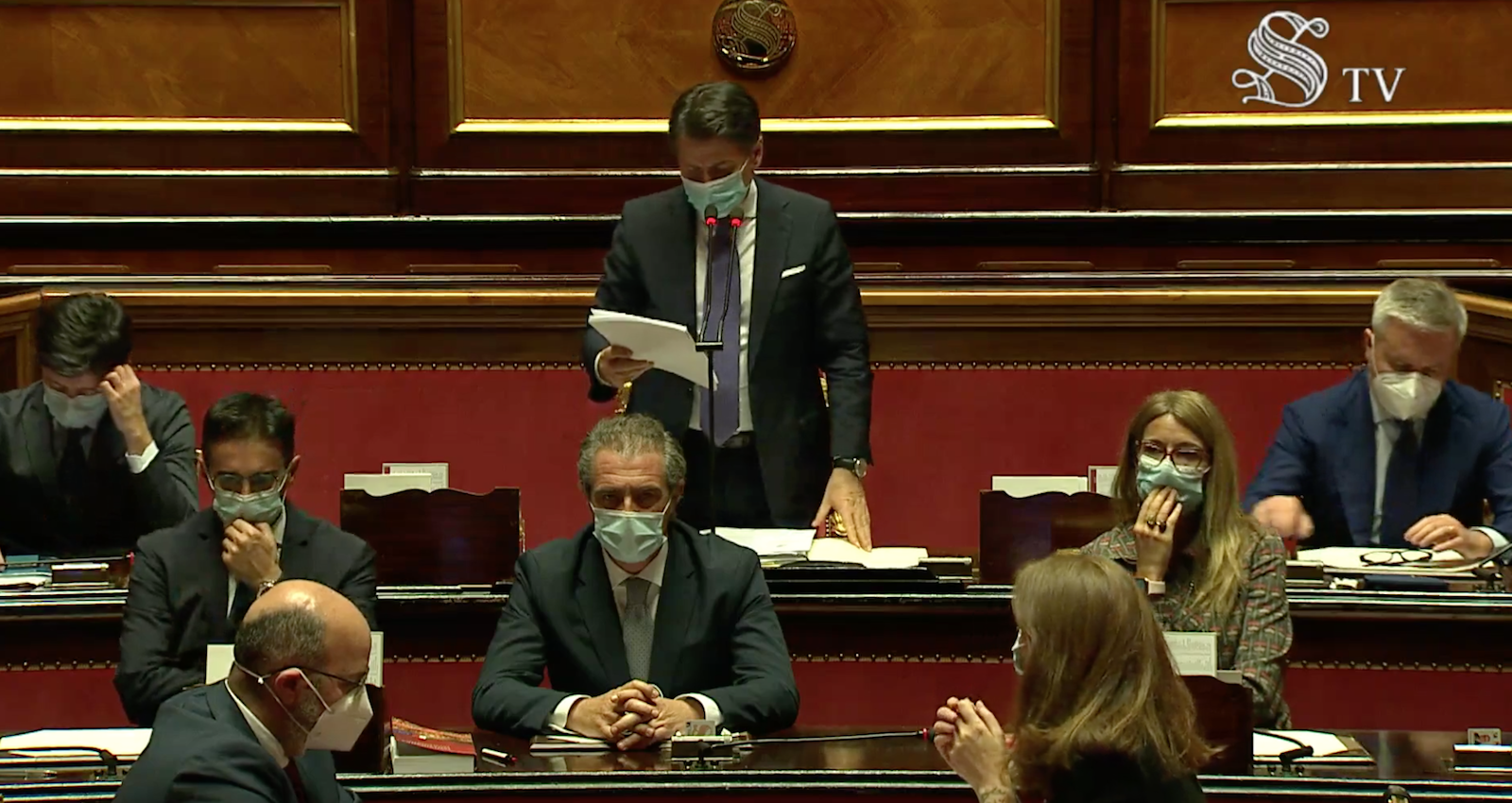 Coprifuoco dalle 22 e Italia divisa <br>in zone rosse, arancioni e verdi: <br>Conte firma il nuovo Dpcm