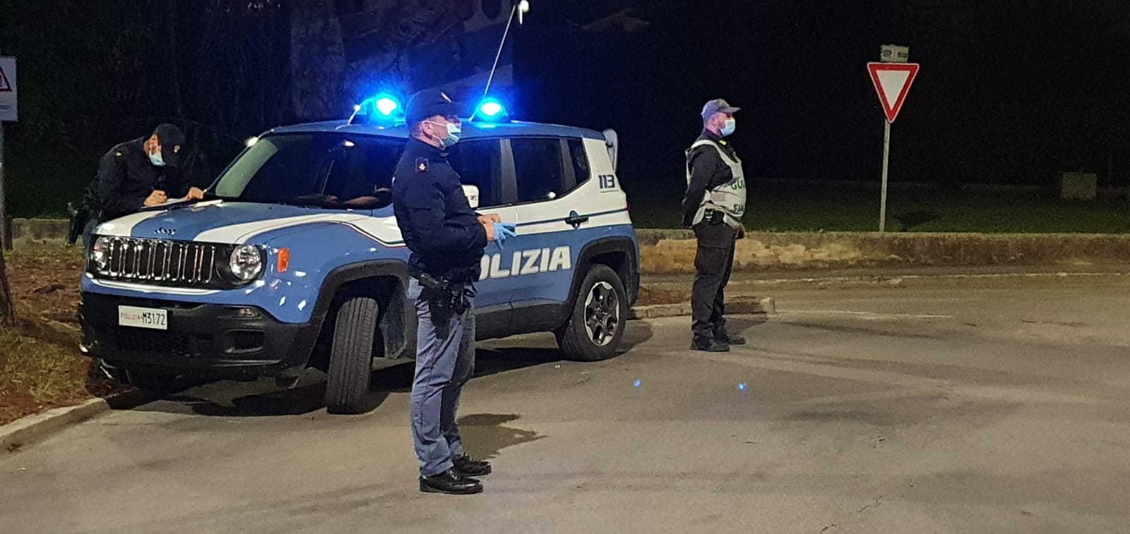 Restano a secco con lo scooter rubato: <br> fermano un poliziotto <br> e gli chiedono i soldi per la benzina
