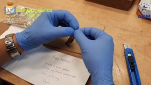 Dall’Olanda nei biglietti d’auguri: sequestrati 50 chili di droga, lettere destinate anche alle Marche (Video)
