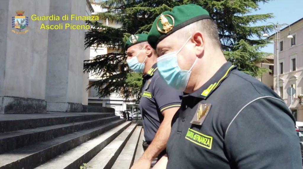 Usa la “104” per trascorrere <br> il Capodanno a Mosca: <br> denunciato dalla Finanza <span> (Video) Usa la “104” per trascorrere <br> il Capodanno a Mosca: <br> denunciato dalla Finanza <span> (Video)