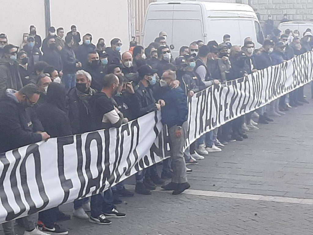 L’ultimo saluto a Jacopo Bachetti, <br> una piccola folla davanti al Duomo: <br> tanti fiori, palloncini colorati <br> e fumogeni <span> (Foto e video) L’ultimo saluto a Jacopo Bachetti, <br> una piccola folla davanti al Duomo: <br> tanti fiori, palloncini colorati <br> e fumogeni <span> (Foto e video)