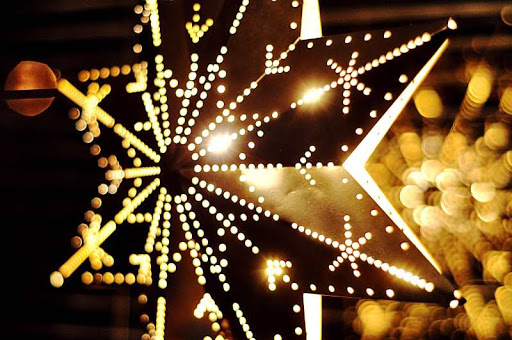 Natale tra un mese, <br> si accendono le luminarie Natale tra un mese, <br> si accendono le luminarie