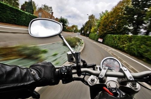 Folle corsa postata sui social: <br> nei guai giovane centauro