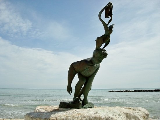 “Ragazzo con i gabbiani”, <br> la statua si colora di blu <br> nella Giornata mondiale <br> dell’infanzia e adolescenza “Ragazzo con i gabbiani”, <br> la statua si colora di blu <br> nella Giornata mondiale <br> dell’infanzia e adolescenza
