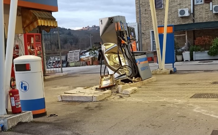 Raid notturno: sradicano la colonnina self del distributore di benzina (Le foto)