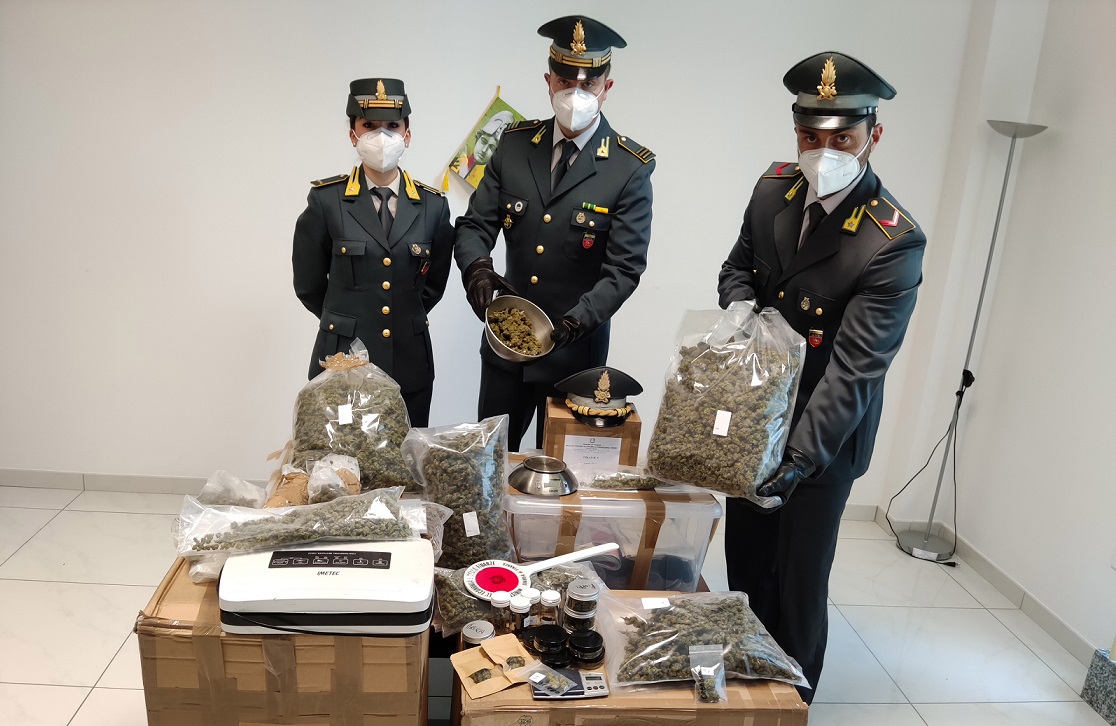 Operazione Extra Free, la Finanza sequestra 31 kg di marijuana: viaggiava anche via posta, scovato un laboratorio (Le foto)
