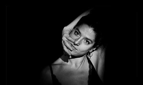Amy danza tra le cento torri: <br> un video girato con il drone <br> contro la paura del Covid