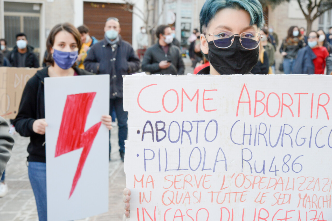 «Sono riuscita ad abortire con la pillola <br> solo perché ho tirato fuori le unghie <br>Nelle Marche qualcosa non va»