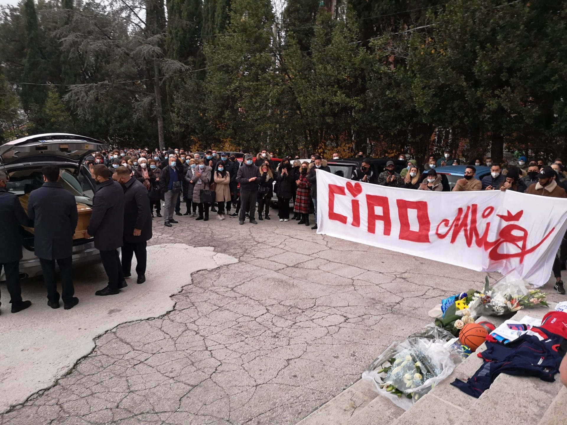 «Mio fratello ucciso senza motivo, <br> in modo feroce e premeditato: <br> cercheremo di avere giustizia» (Le foto del funerale)
