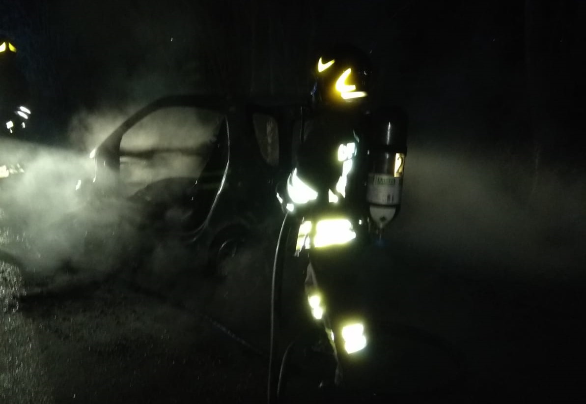 Scricchiolio sospetto dal retro, <br> Smart avvolta dalle fiamme: <br> giovane salva per miracolo