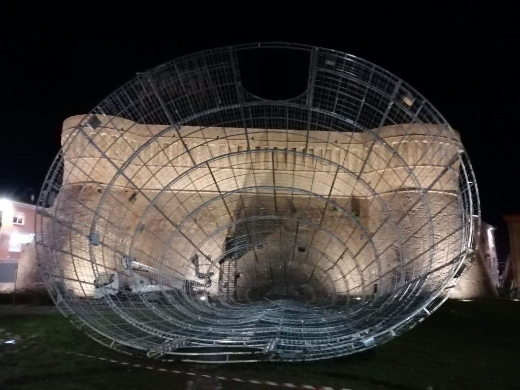 La furia del vento abbatte <br> l’albero di Natale più alto delle Marche <br> <span> (Video) </span>