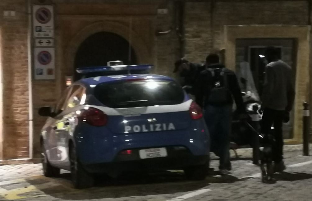 Auto troppo veloce, si lamenta: <br> giovane picchiato in strada