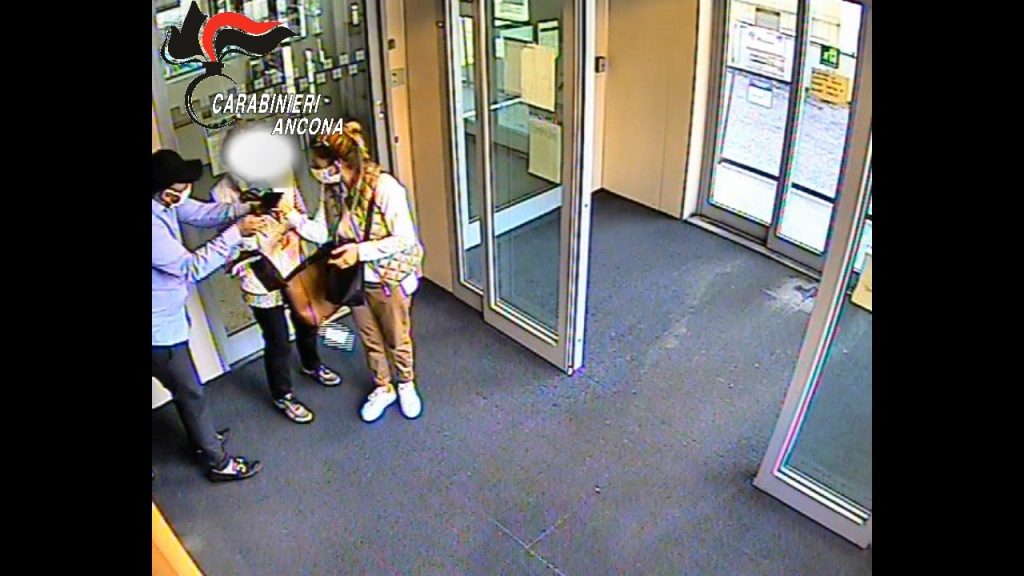 «Scusi, le sono caduti i soldi» e in un attimo spariva il bancomat: banda di ladri in carcere (Video)