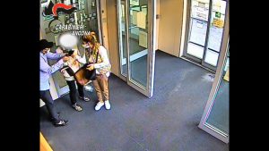 «Scusi, le sono caduti i soldi» e in un attimo spariva il bancomat: banda di ladri in carcere (Video)