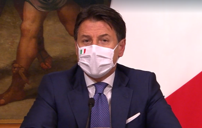 Conte presenta il Dpcm di Natale: <br> «Restrizioni per evitare la terza ondata, <br> e dal 7 gennaio Superiori in aula»