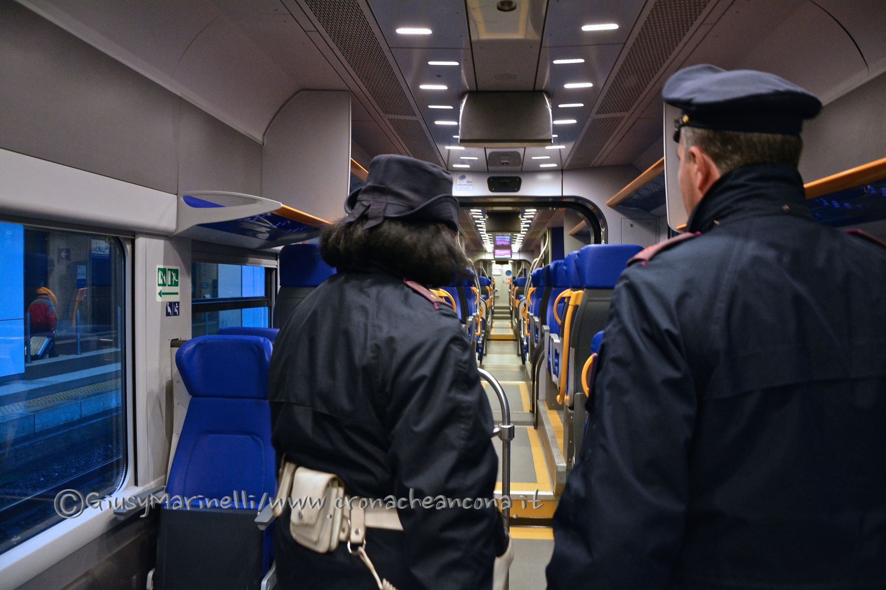 Senza biglietto, minaccia capotreno <br> e lancia la bicicletta contro il convoglio