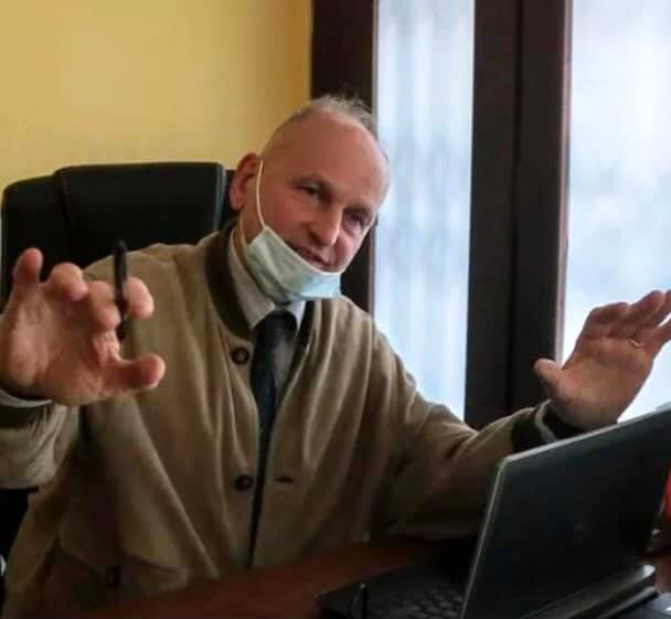 «Il vaccino anti influenzale <br> attiva il Covid» <br> Tagliato lo stipendio <br> al medico negazionista