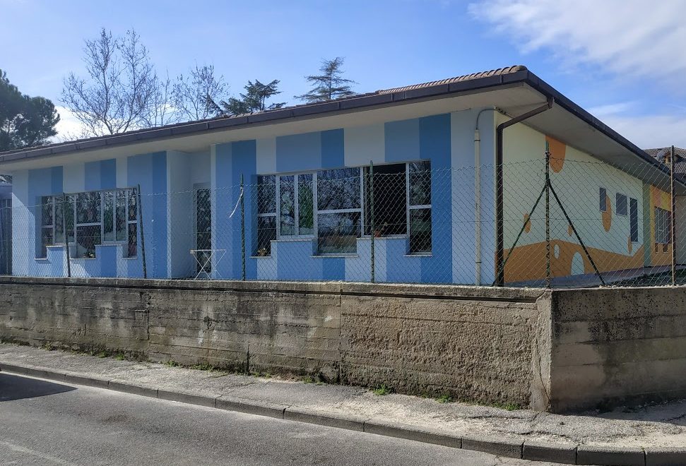 Bimbi all’asilo senza luce <br> nè riscaldamento, <br> e con le finestre aperte