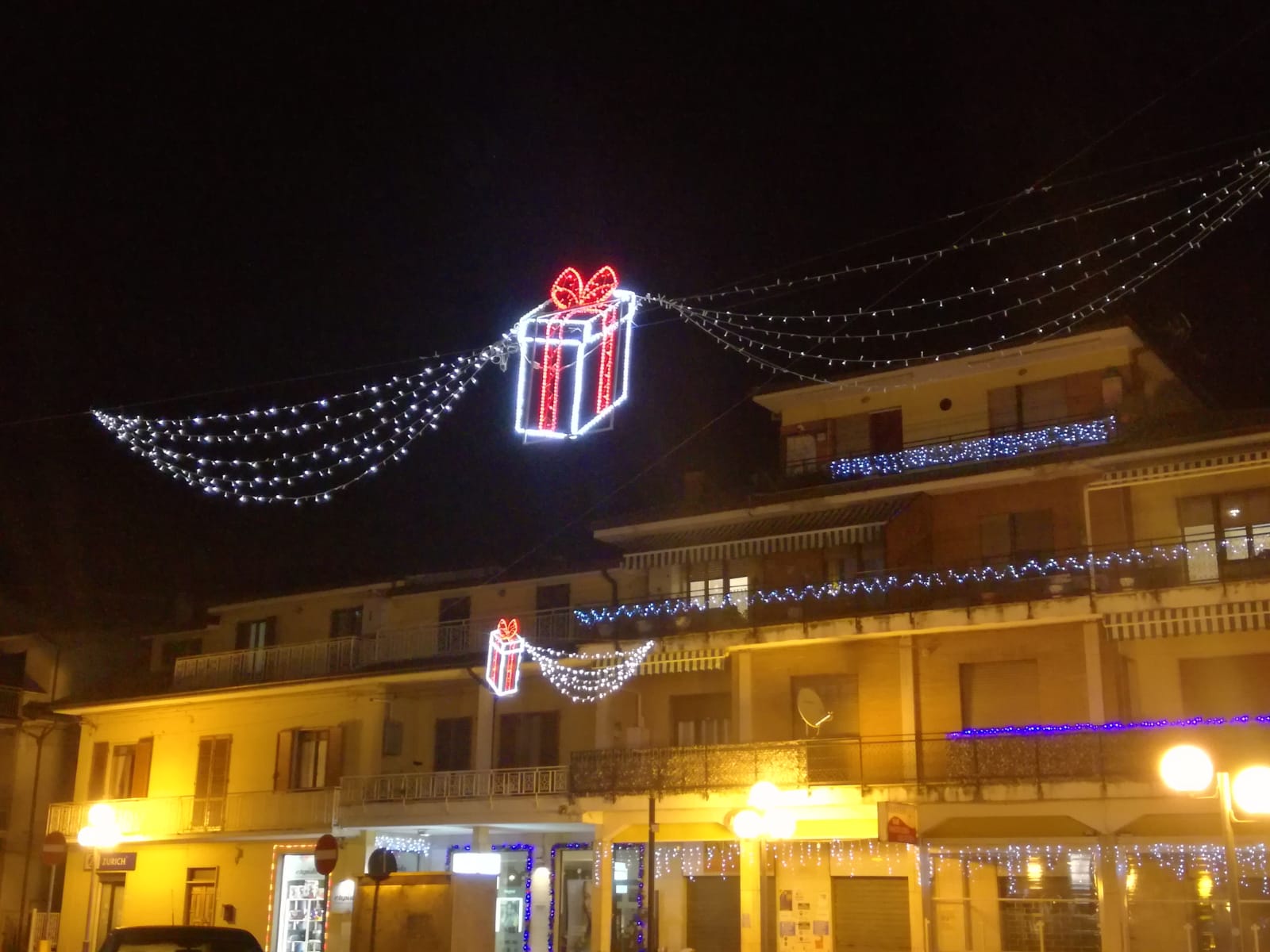 Shopping di Natale, clienti divisi <br> tra solidarietà ai commercianti <br> e la comodità dell’online
