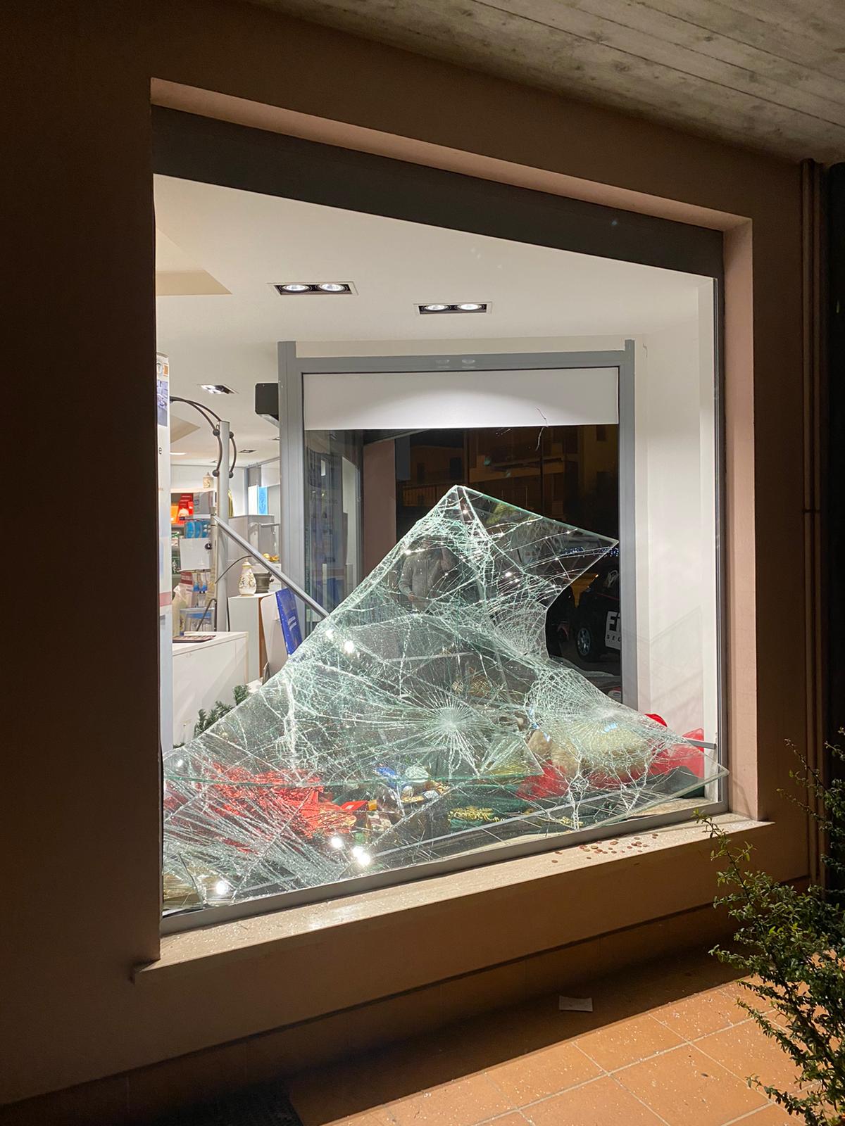 Furto con spaccata <br> alla farmacia D’Avella