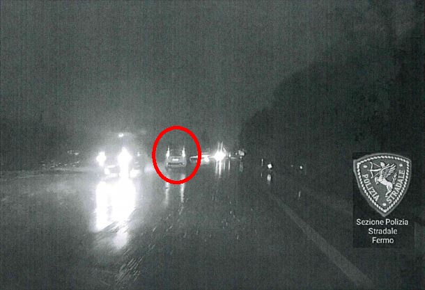 Contromano con l’auto lungo la Statale, <br> poliziotto della Stradale blocca <br>un anziano e sventa lo schianto Contromano con l’auto lungo la Statale, <br> poliziotto della Stradale blocca <br>un anziano e sventa lo schianto